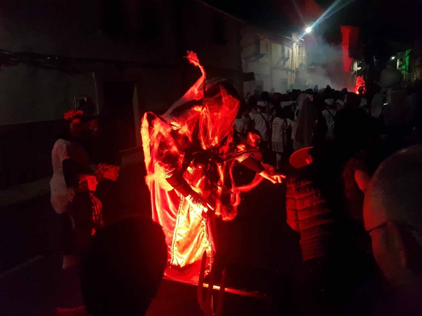 Brujas, esqueletos y fantasmas tomaron Malpartida en Halloween