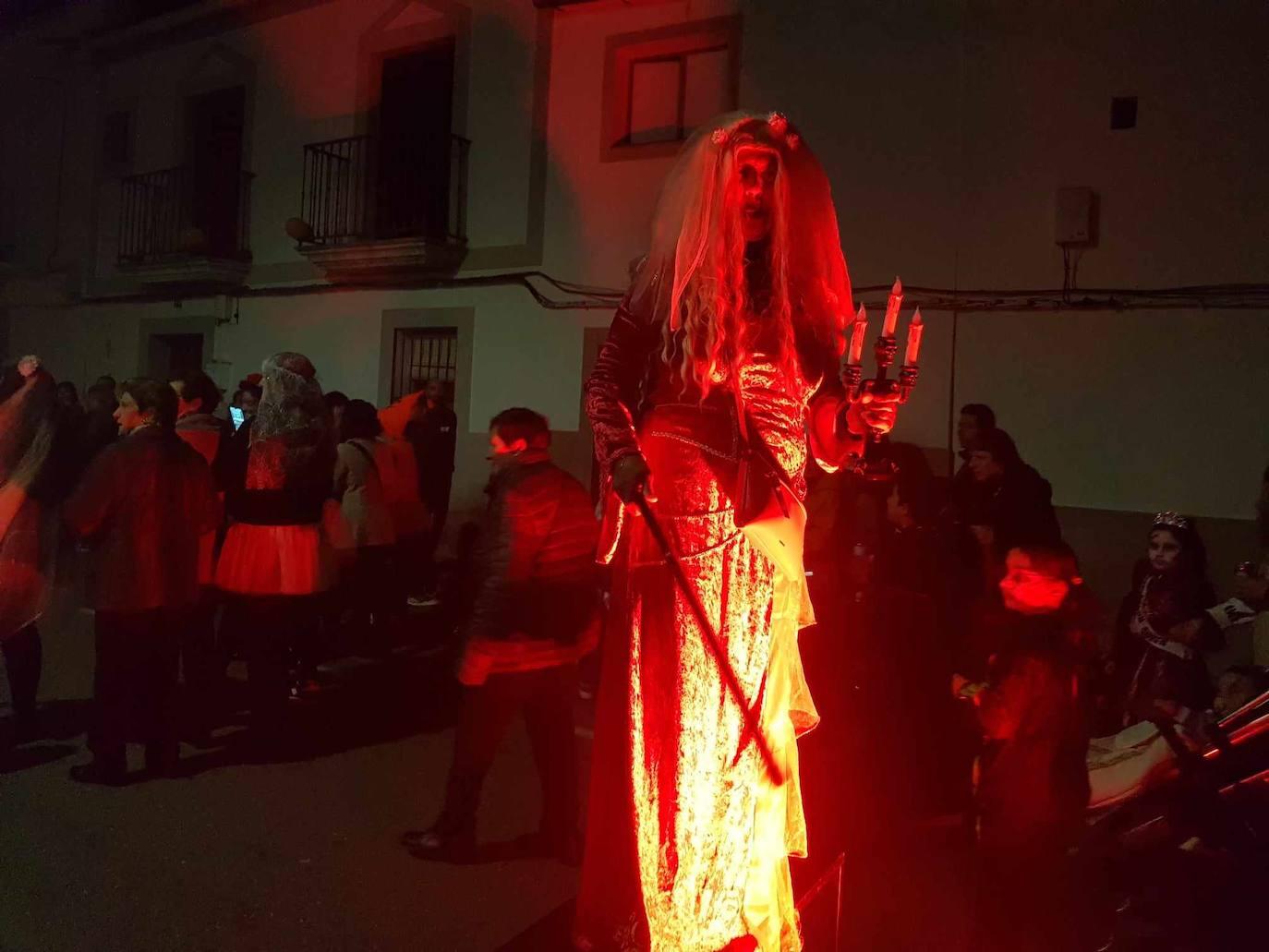 Brujas, esqueletos y fantasmas tomaron Malpartida en Halloween