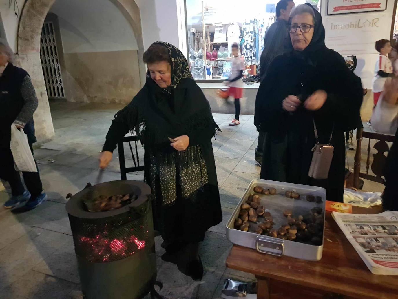 Brujas, esqueletos y fantasmas tomaron Malpartida en Halloween