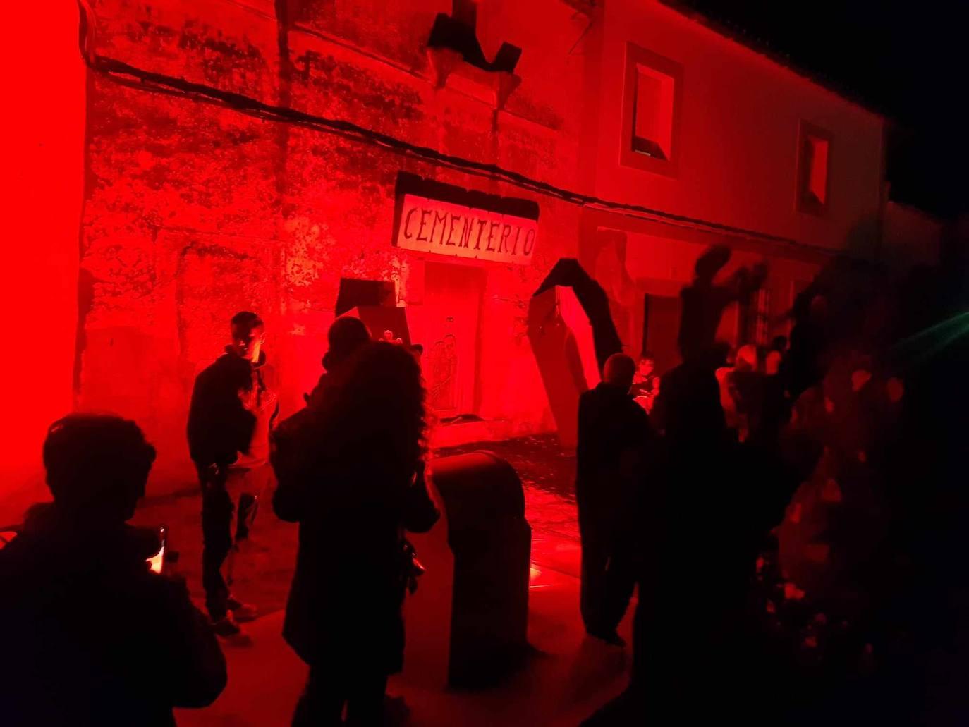 Brujas, esqueletos y fantasmas tomaron Malpartida en Halloween