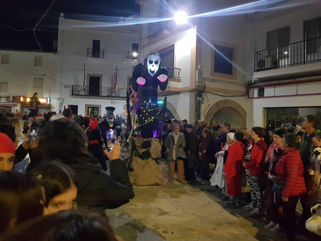 Brujas, esqueletos y fantasmas tomaron Malpartida en Halloween