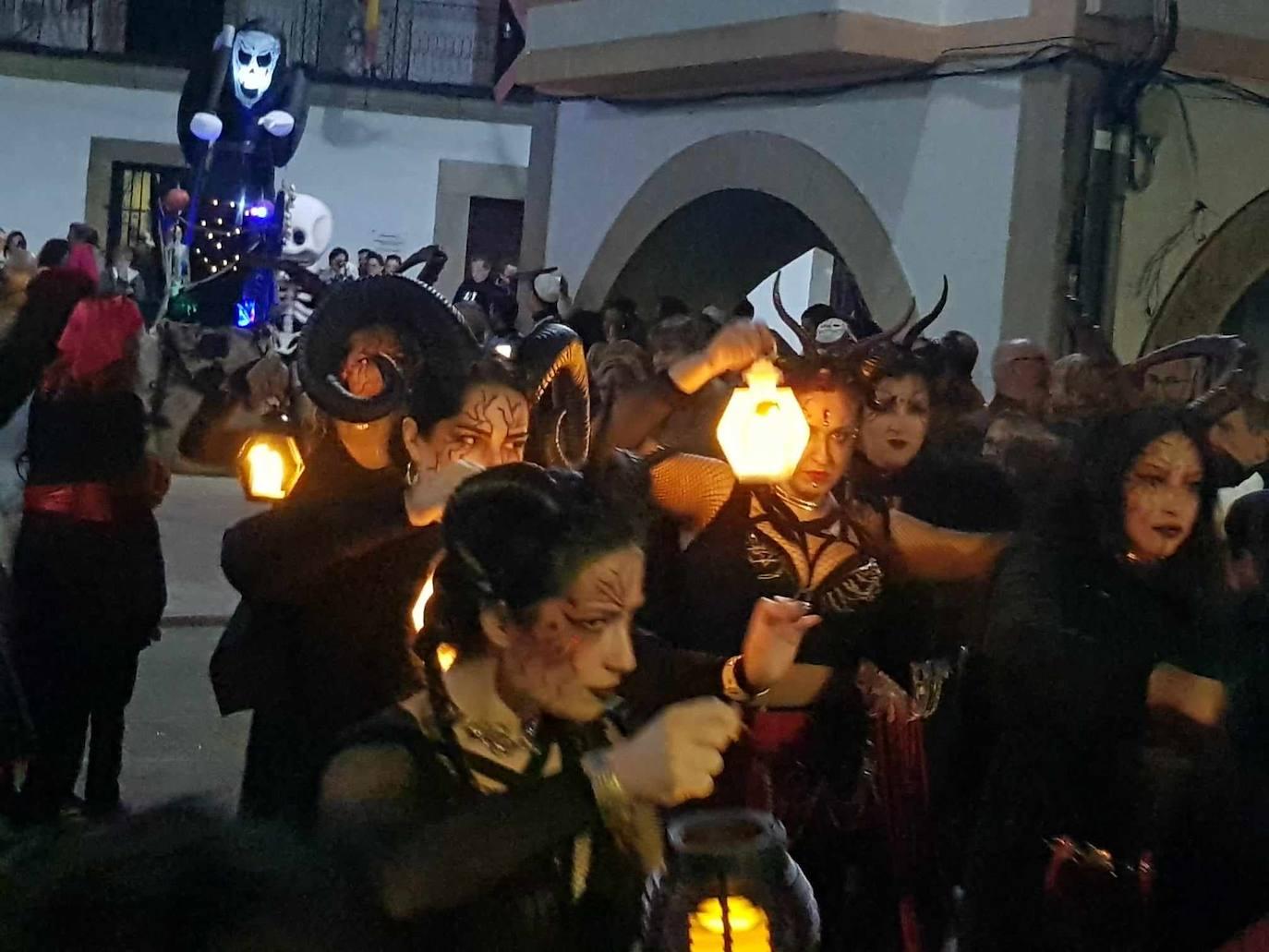 Brujas, esqueletos y fantasmas tomaron Malpartida en Halloween