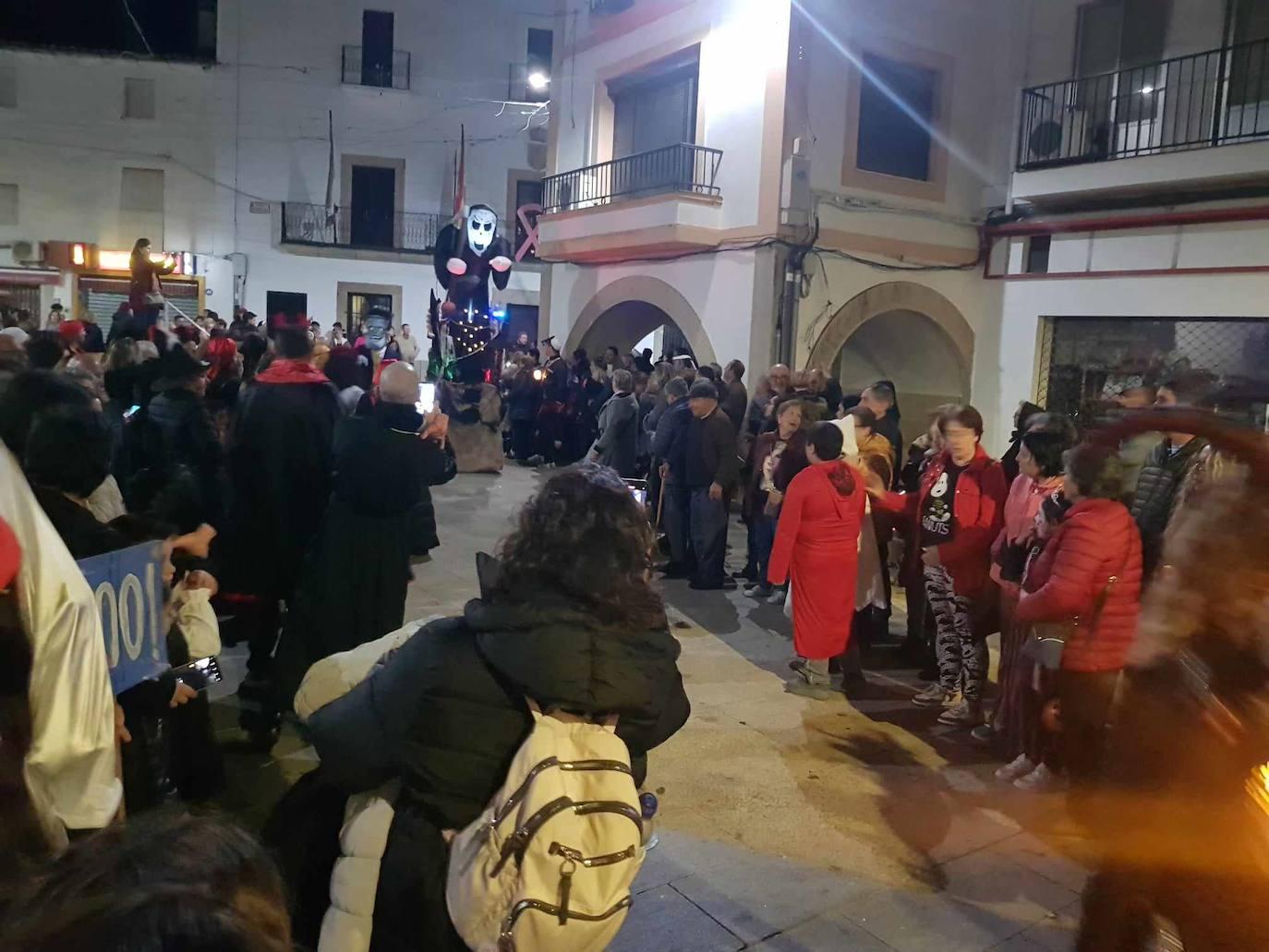 Brujas, esqueletos y fantasmas tomaron Malpartida en Halloween