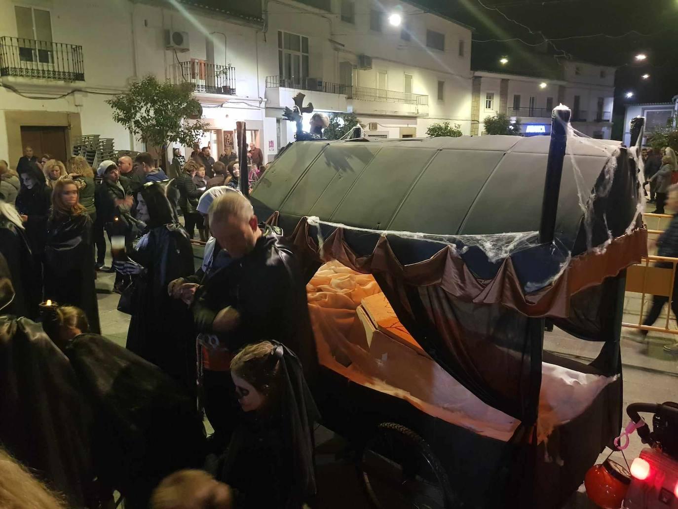 Brujas, esqueletos y fantasmas tomaron Malpartida en Halloween
