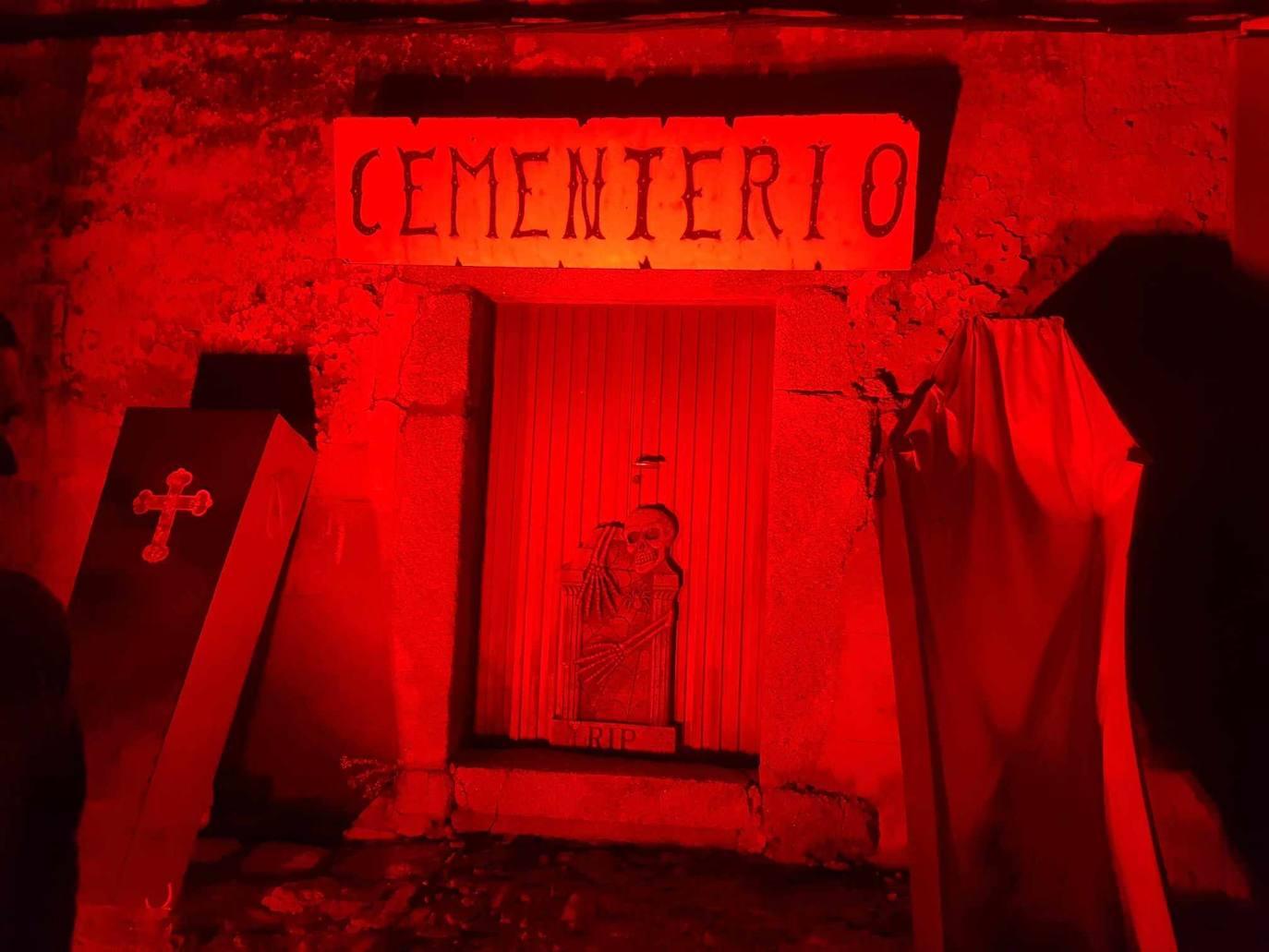 Brujas, esqueletos y fantasmas tomaron Malpartida en Halloween