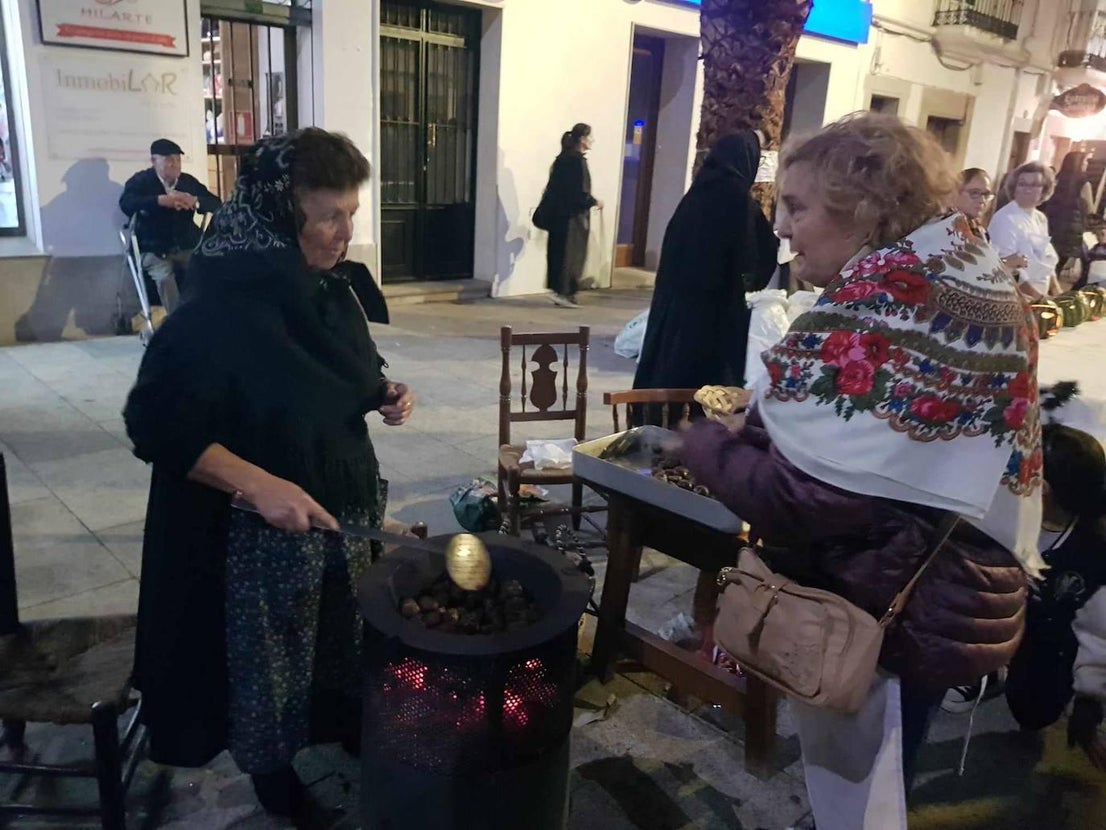 Brujas, esqueletos y fantasmas tomaron Malpartida en Halloween