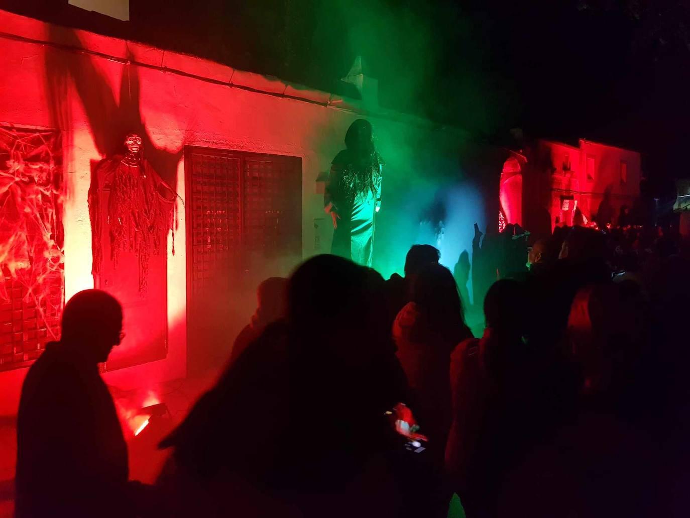 Brujas, esqueletos y fantasmas tomaron Malpartida en Halloween