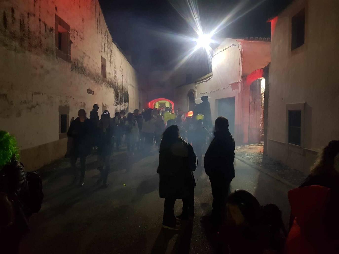 Brujas, esqueletos y fantasmas tomaron Malpartida en Halloween