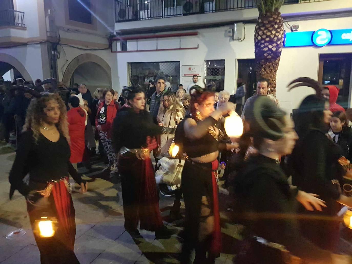 Brujas, esqueletos y fantasmas tomaron Malpartida en Halloween