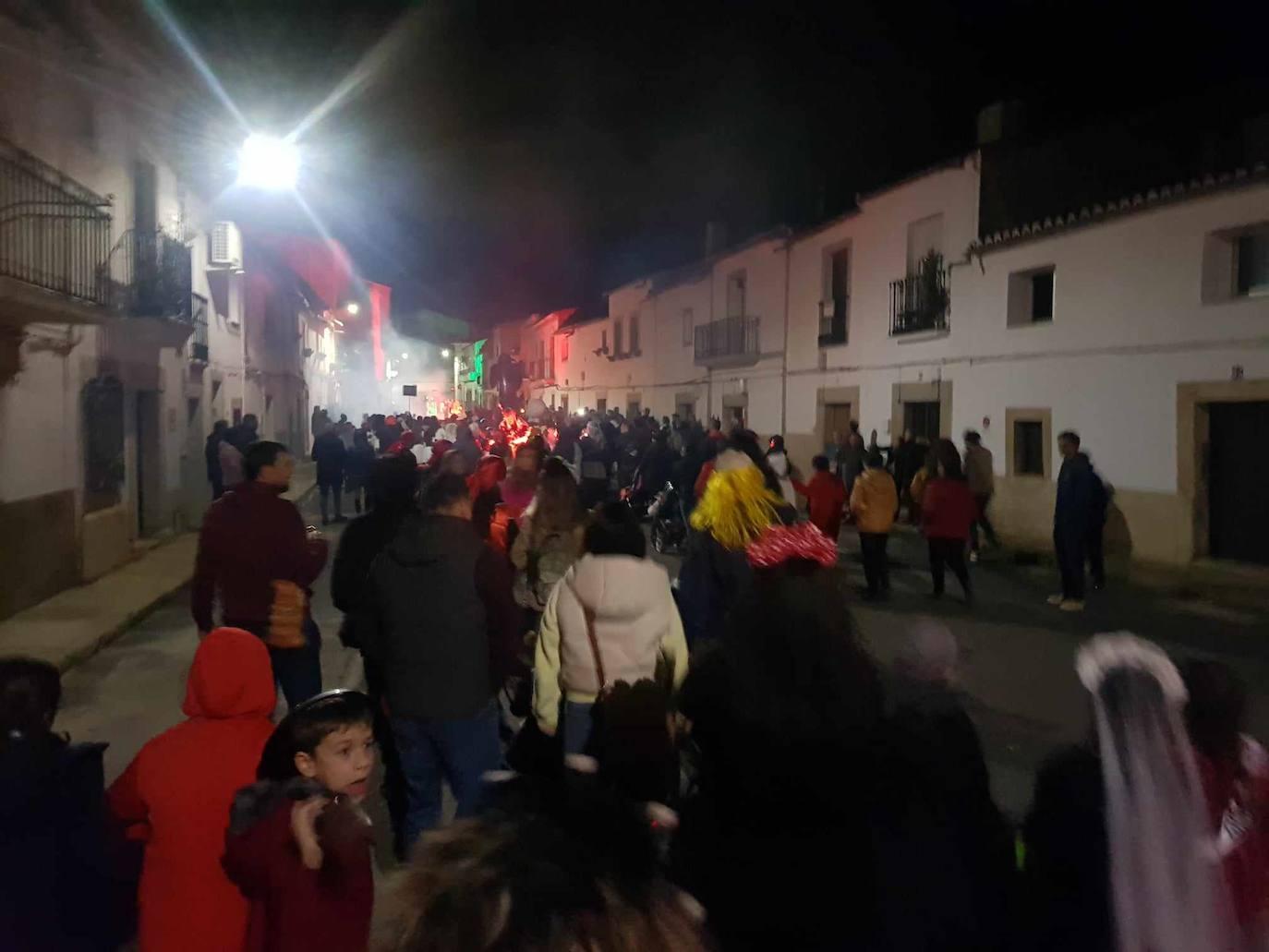 Brujas, esqueletos y fantasmas tomaron Malpartida en Halloween