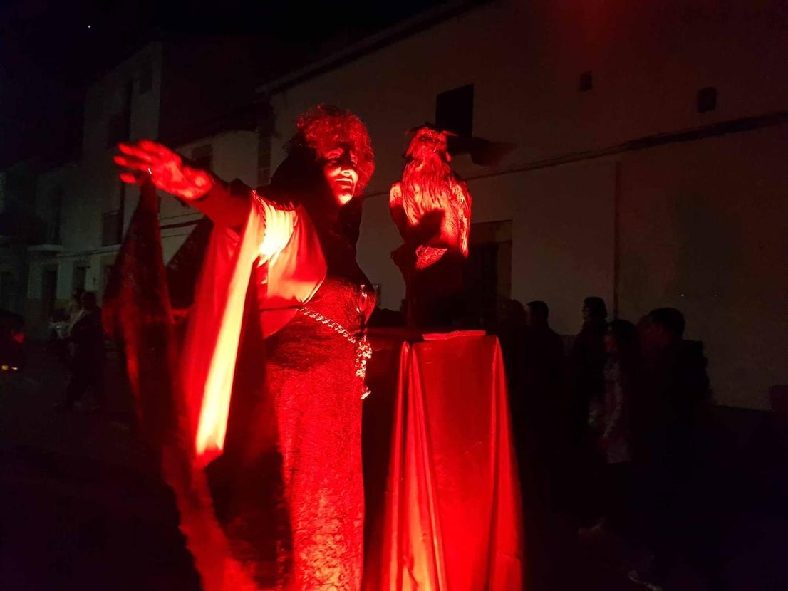 Brujas, esqueletos y fantasmas tomaron Malpartida en Halloween