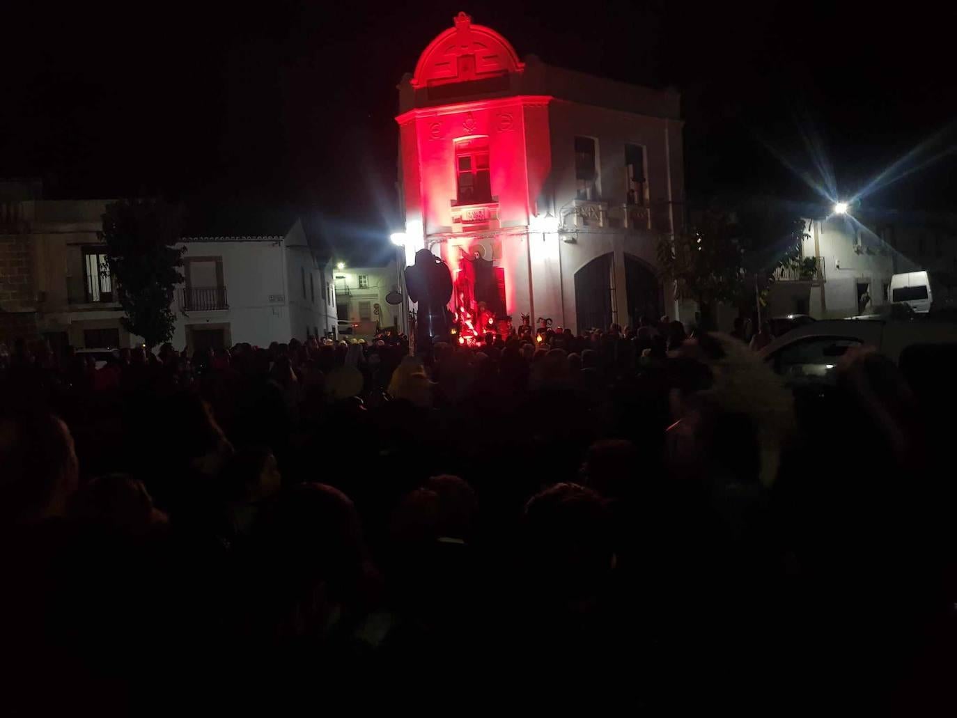 Brujas, esqueletos y fantasmas tomaron Malpartida en Halloween