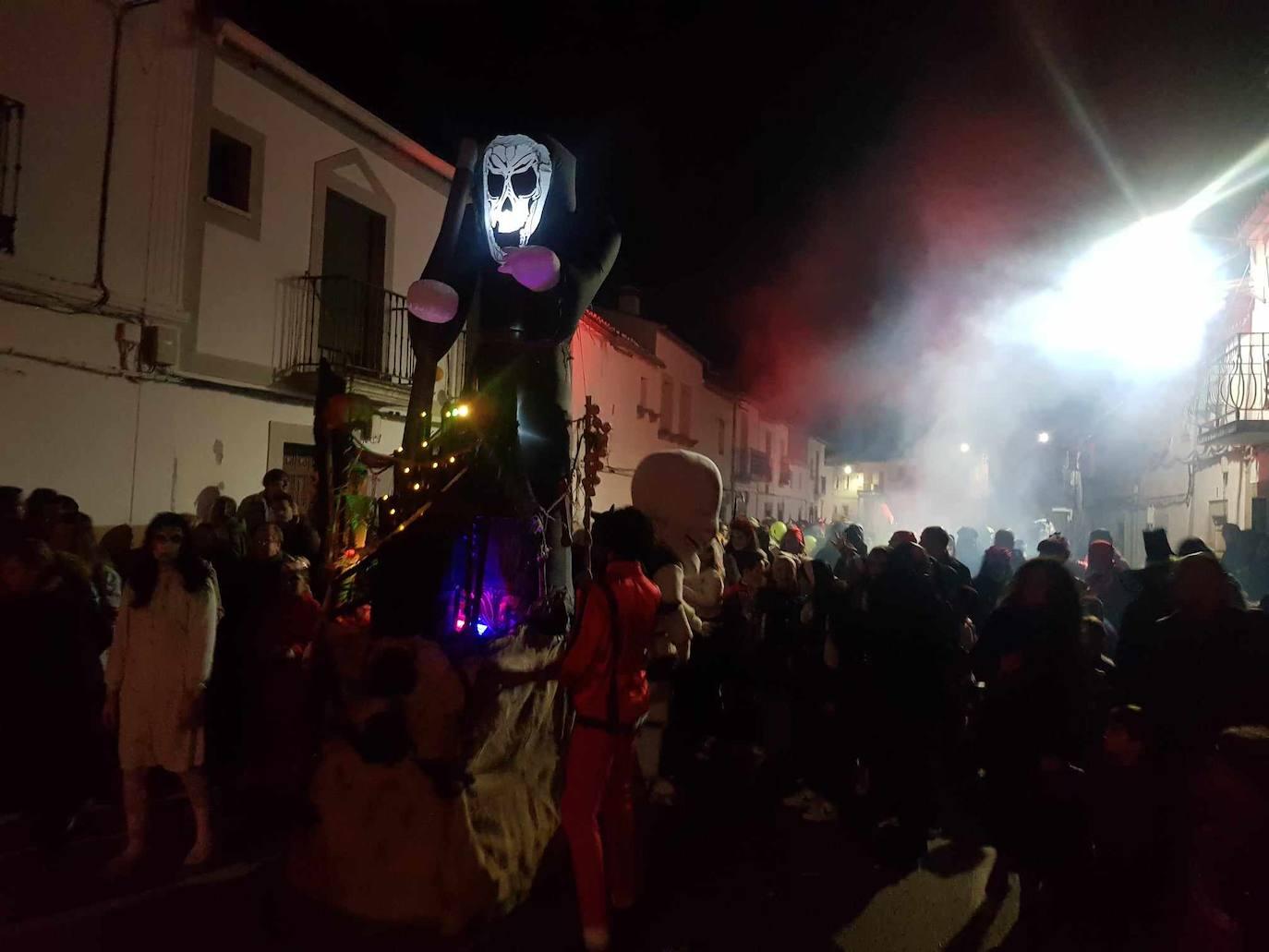Brujas, esqueletos y fantasmas tomaron Malpartida en Halloween
