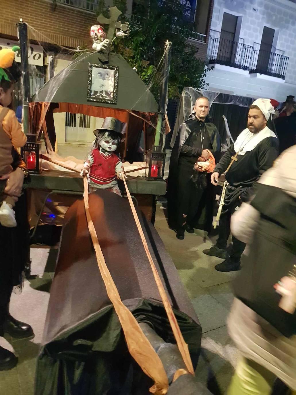 Brujas, esqueletos y fantasmas tomaron Malpartida en Halloween