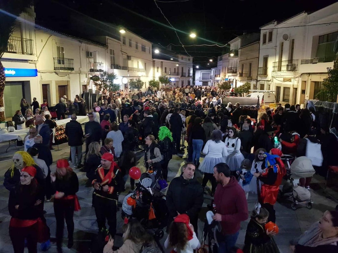Brujas, esqueletos y fantasmas tomaron Malpartida en Halloween