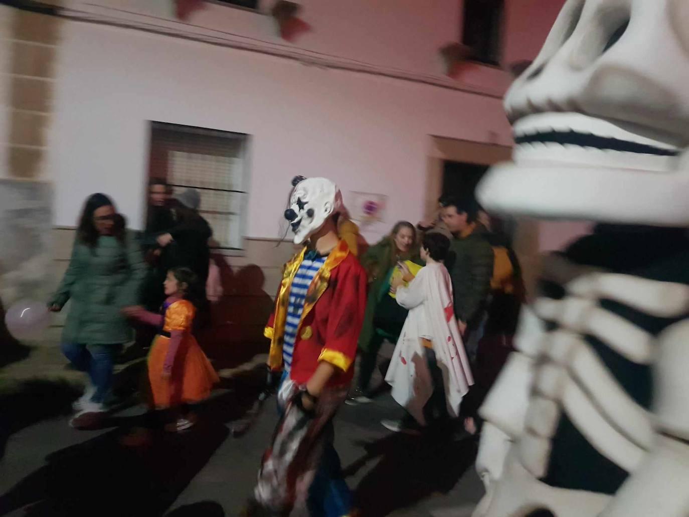 Brujas, esqueletos y fantasmas tomaron Malpartida en Halloween