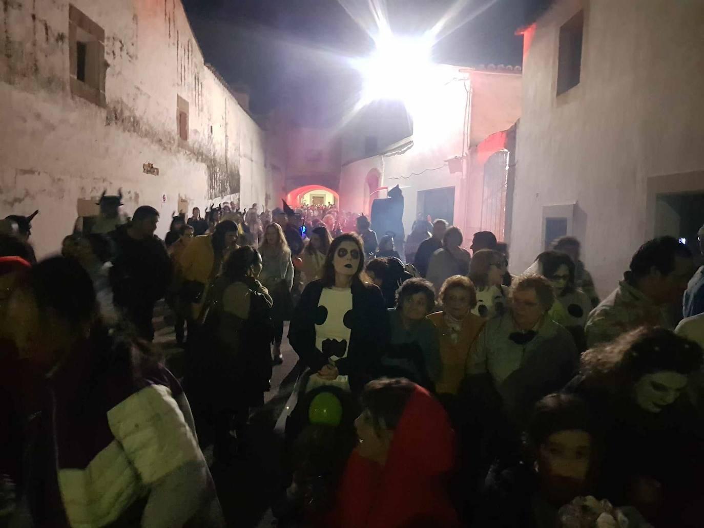 Brujas, esqueletos y fantasmas tomaron Malpartida en Halloween
