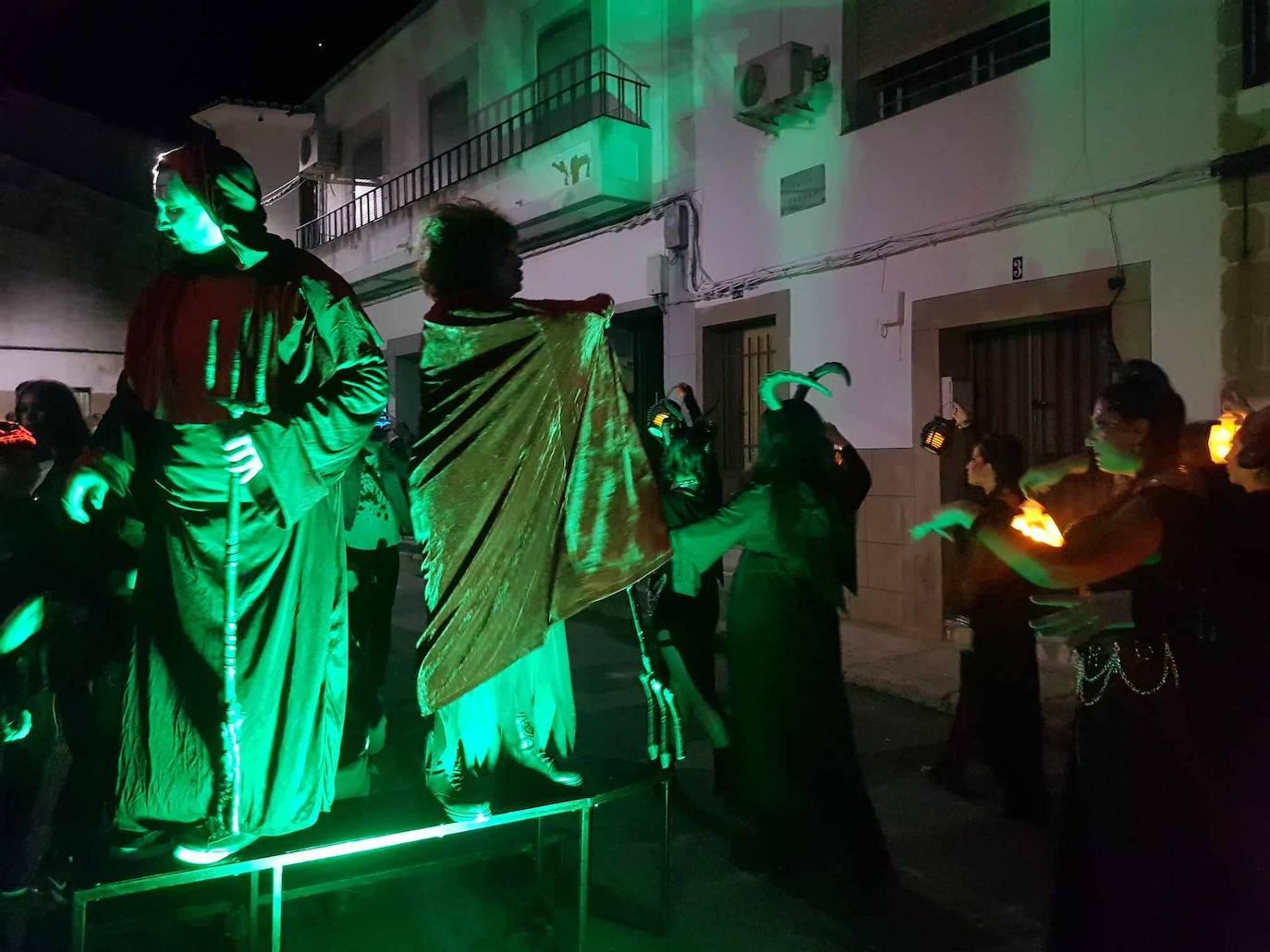Brujas, esqueletos y fantasmas tomaron Malpartida en Halloween