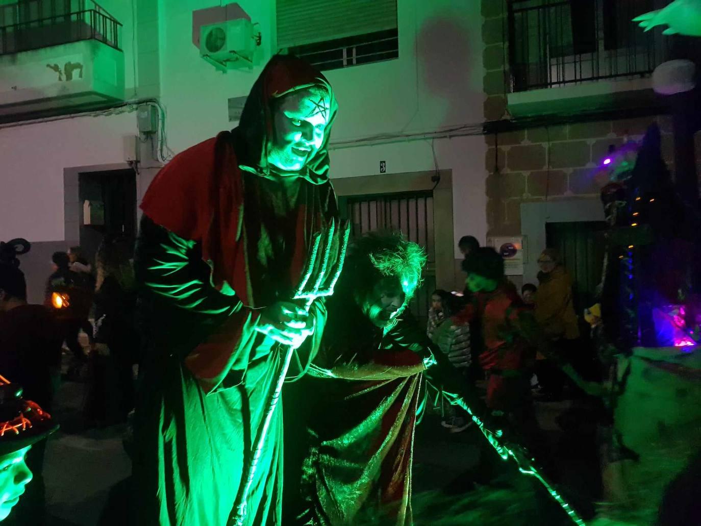 Brujas, esqueletos y fantasmas tomaron Malpartida en Halloween