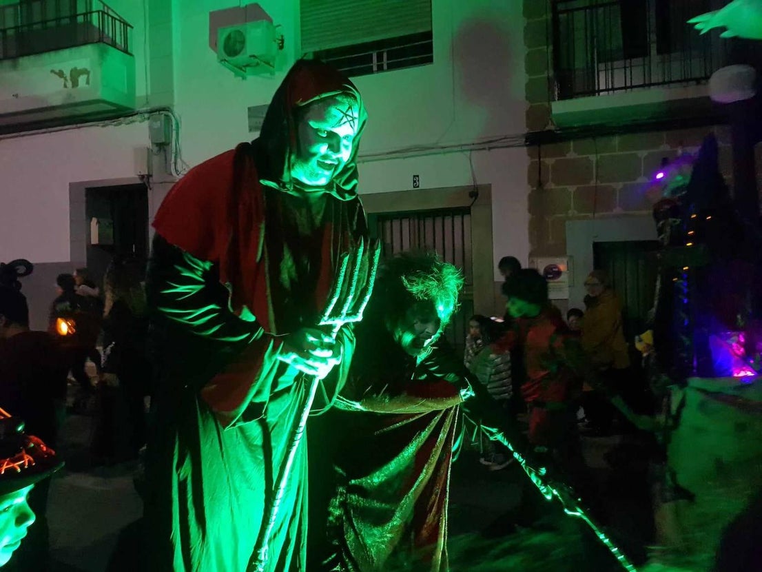 Brujas, esqueletos y fantasmas tomaron Malpartida en Halloween