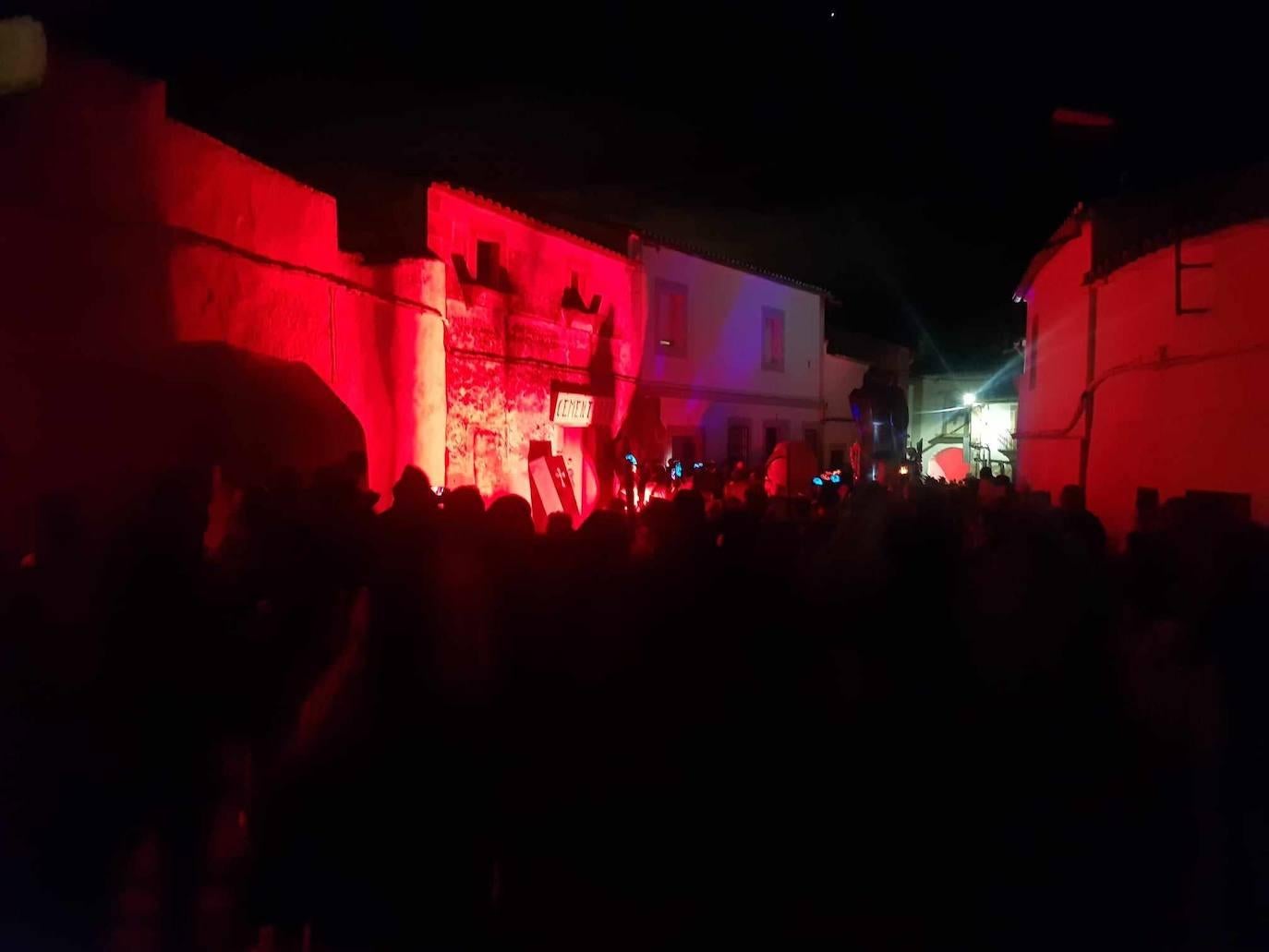 Brujas, esqueletos y fantasmas tomaron Malpartida en Halloween