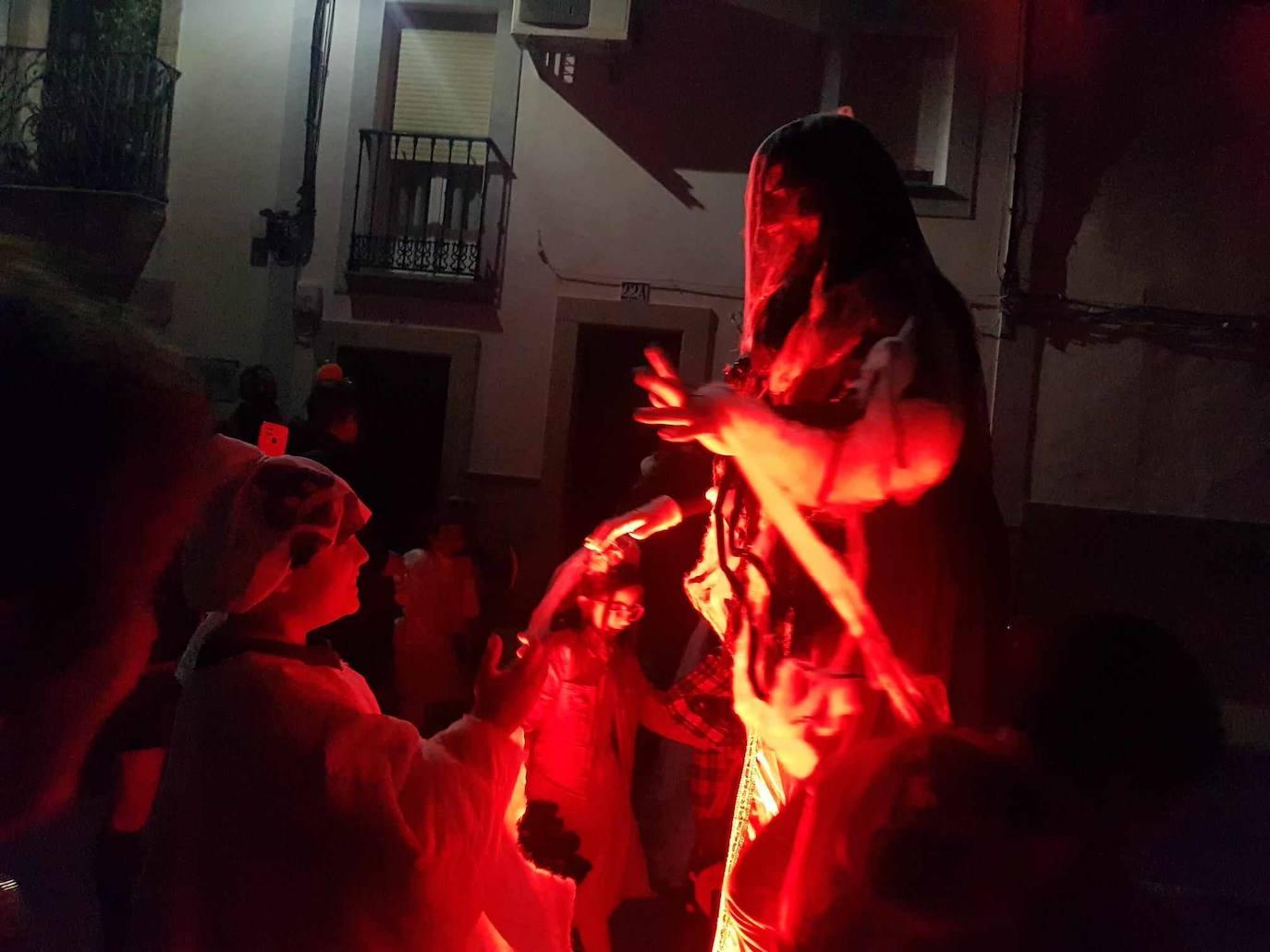Brujas, esqueletos y fantasmas tomaron Malpartida en Halloween
