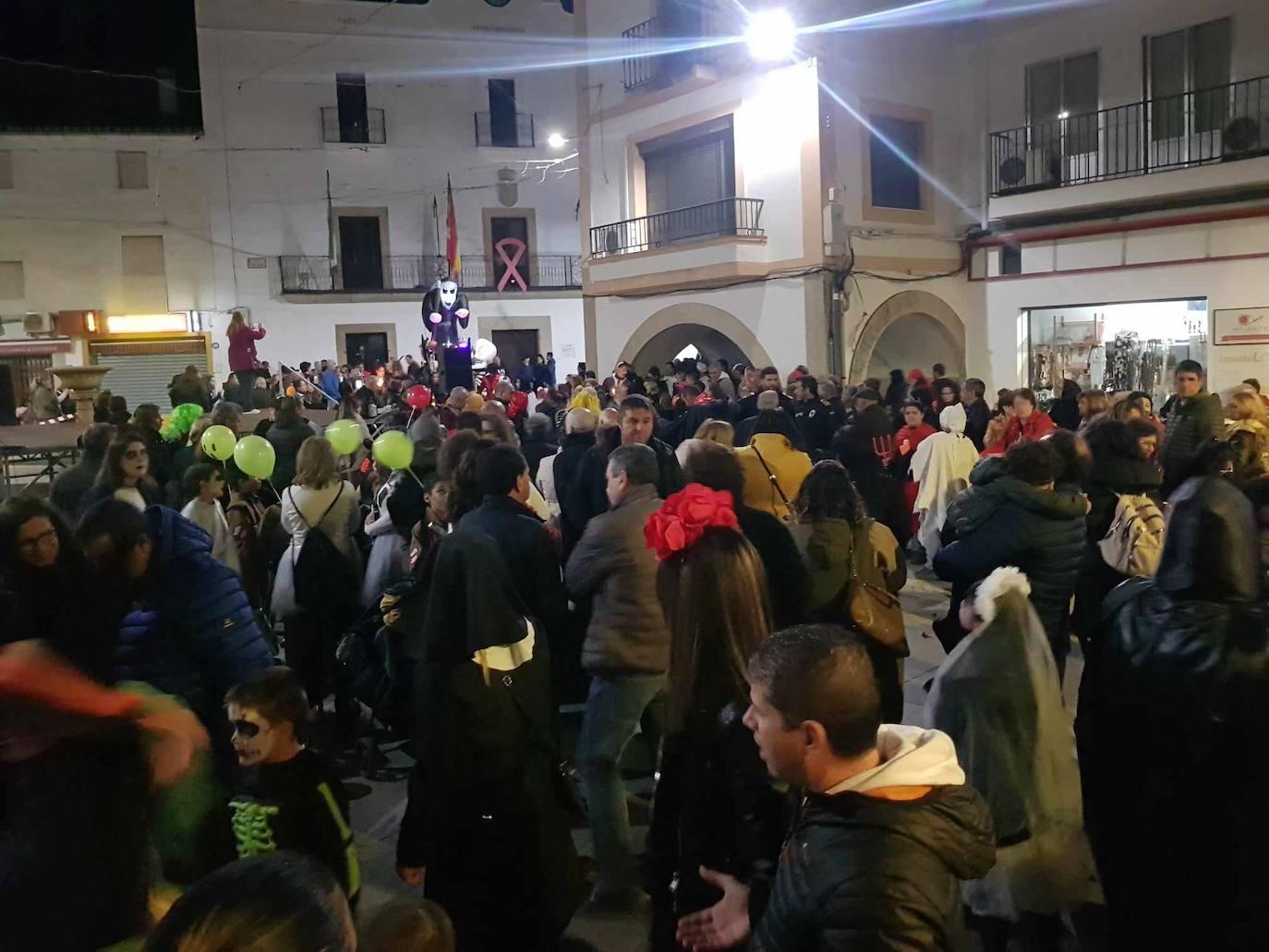 Brujas, esqueletos y fantasmas tomaron Malpartida en Halloween