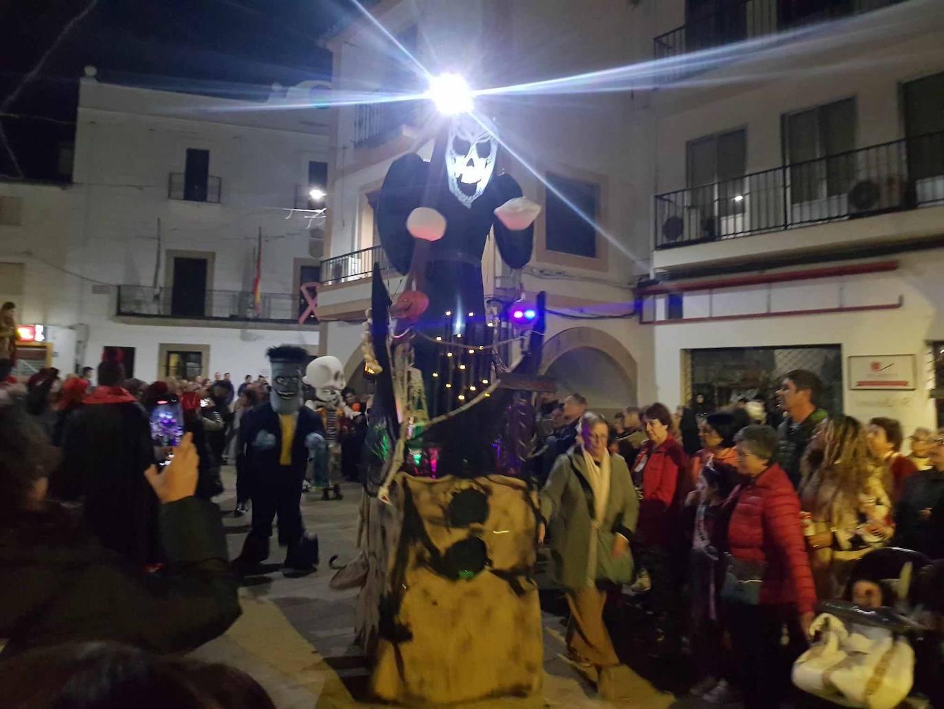 Brujas, esqueletos y fantasmas tomaron Malpartida en Halloween