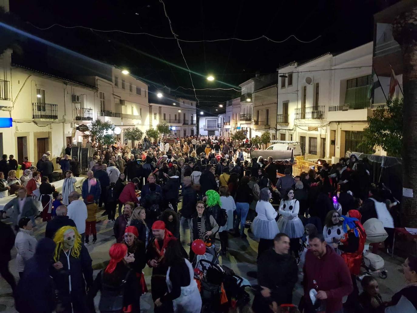 Brujas, esqueletos y fantasmas tomaron Malpartida en Halloween
