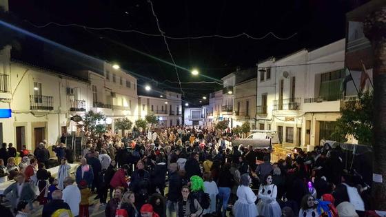 Brujas, esqueletos y fantasmas tomaron Malpartida en Halloween