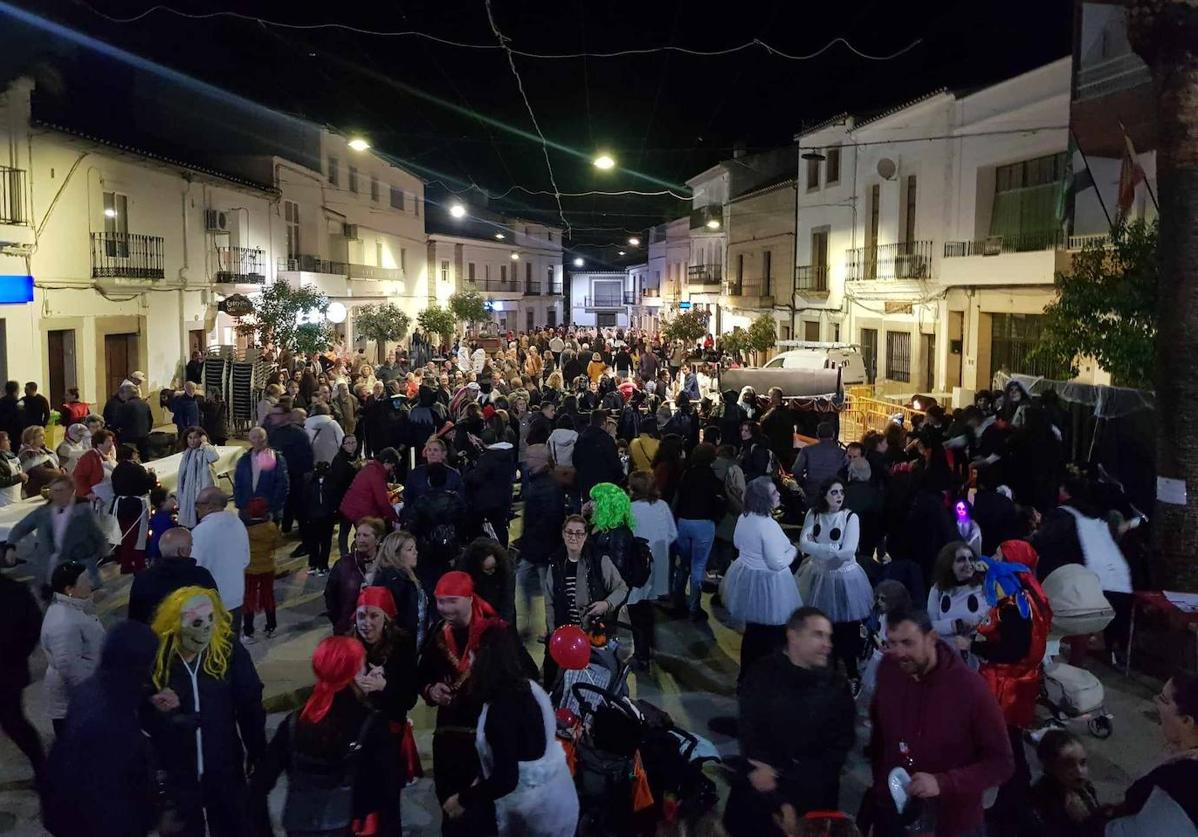 Brujas, esqueletos y fantasmas tomaron Malpartida en Halloween