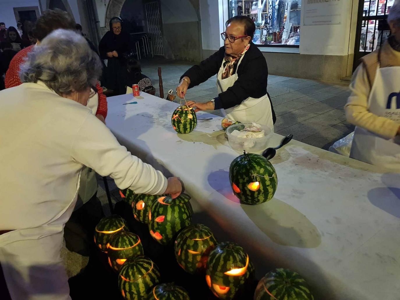 Brujas, esqueletos y fantasmas tomaron Malpartida en Halloween