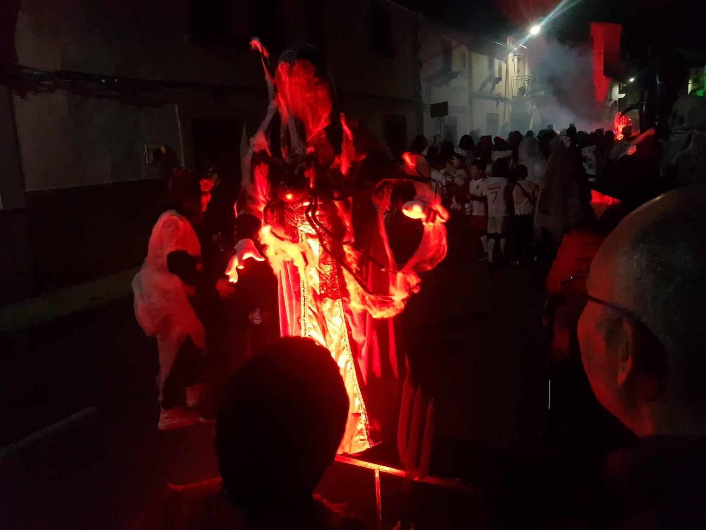 Brujas, esqueletos y fantasmas tomaron Malpartida en Halloween
