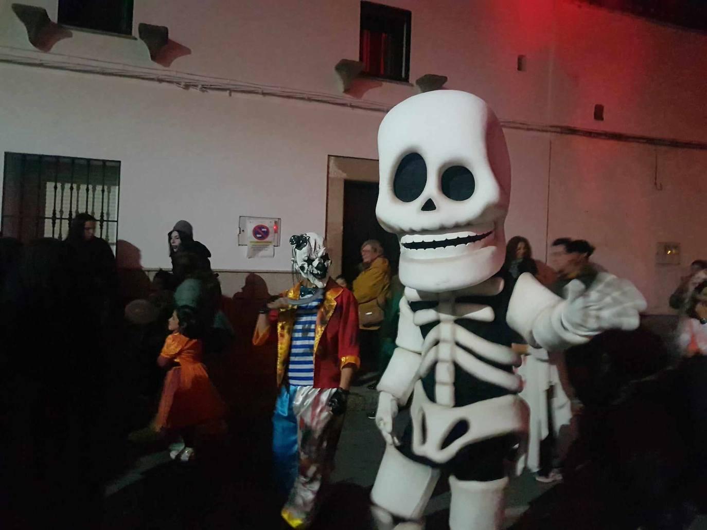 Brujas, esqueletos y fantasmas tomaron Malpartida en Halloween