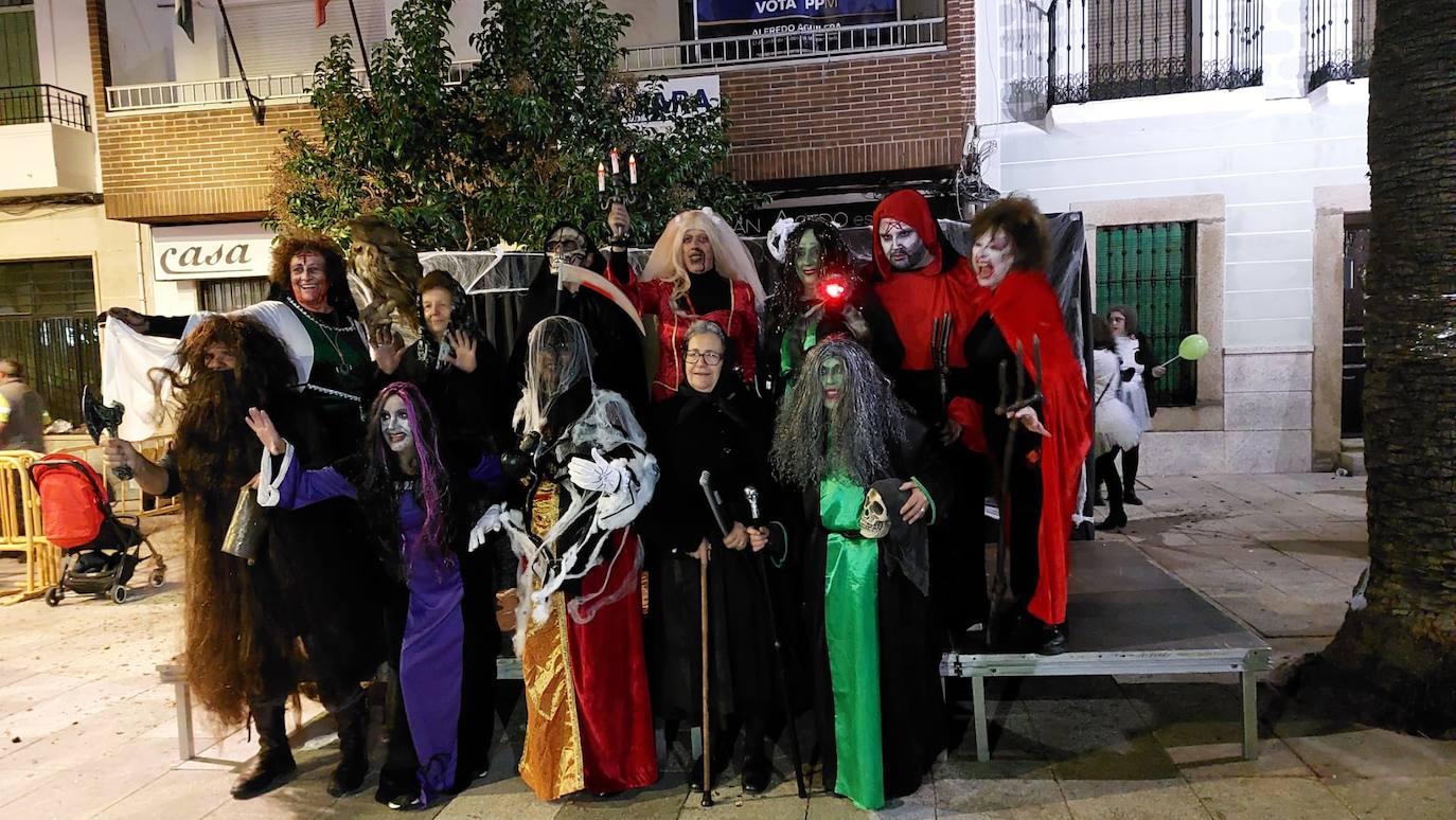 Brujas, esqueletos y fantasmas tomaron Malpartida en Halloween