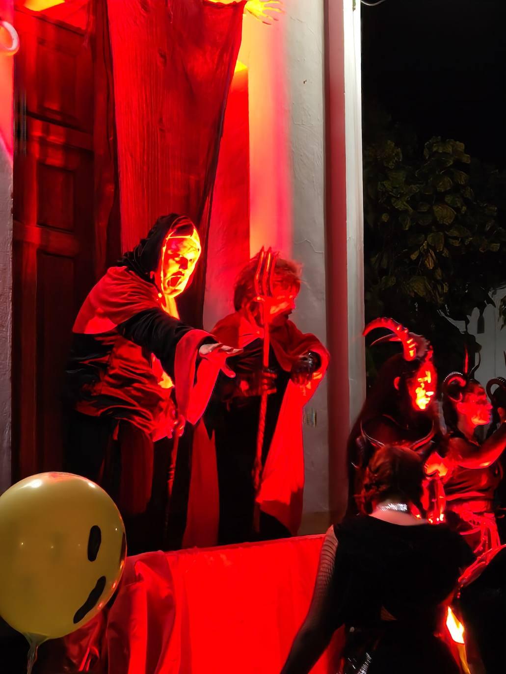 Brujas, esqueletos y fantasmas tomaron Malpartida en Halloween