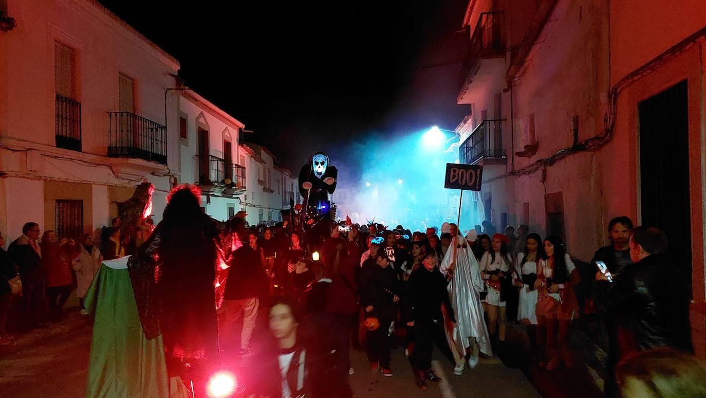Brujas, esqueletos y fantasmas tomaron Malpartida en Halloween