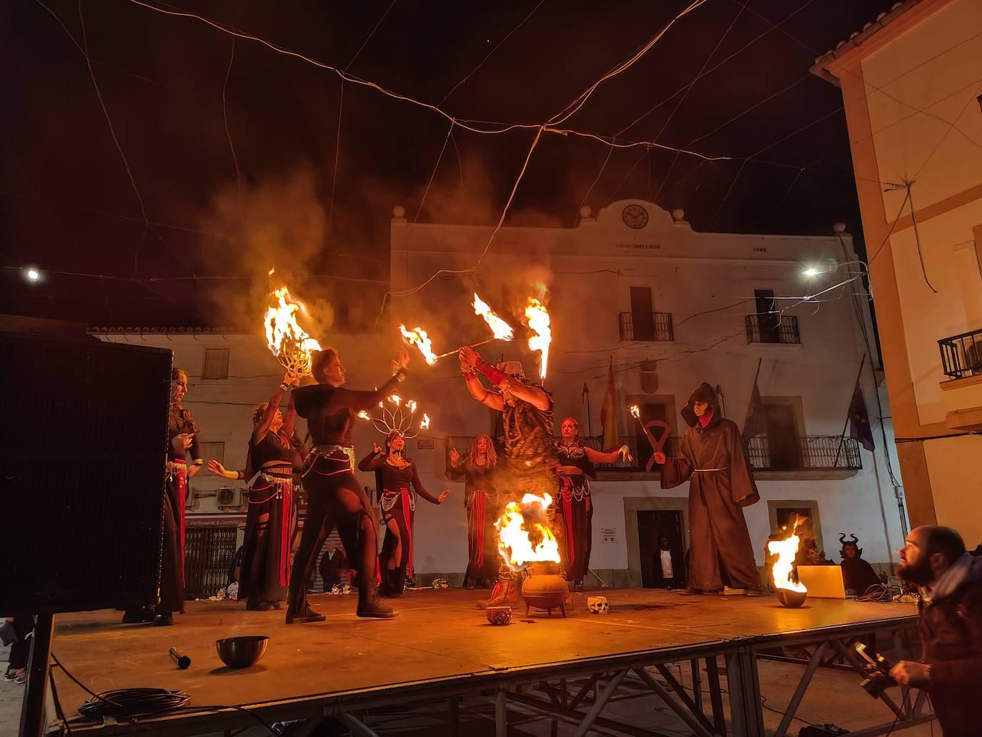 Brujas, esqueletos y fantasmas tomaron Malpartida en Halloween