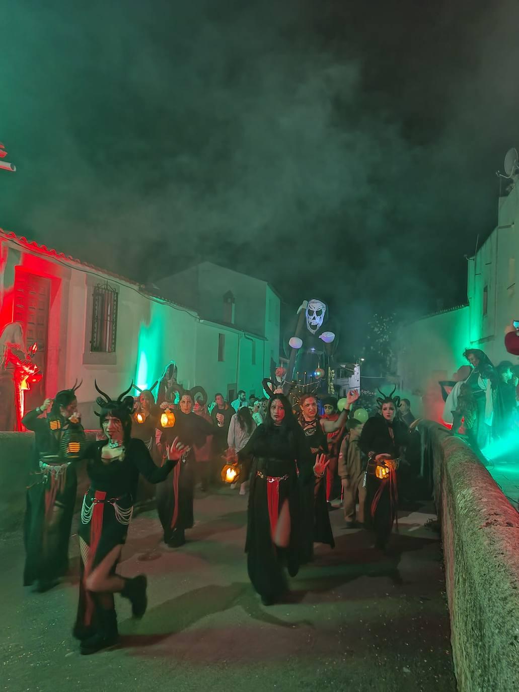 Brujas, esqueletos y fantasmas tomaron Malpartida en Halloween