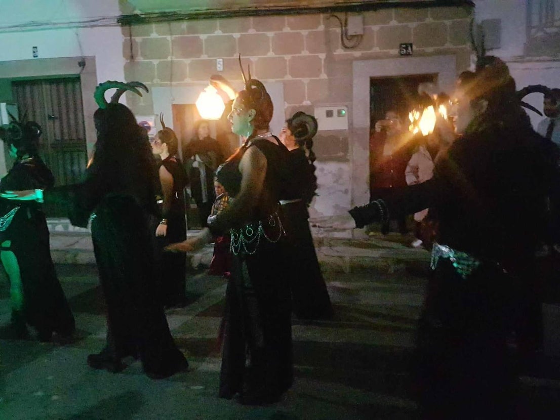 Brujas, esqueletos y fantasmas tomaron Malpartida en Halloween