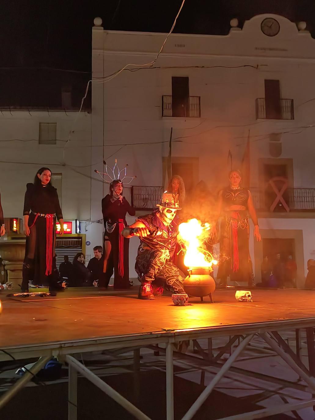 Brujas, esqueletos y fantasmas tomaron Malpartida en Halloween
