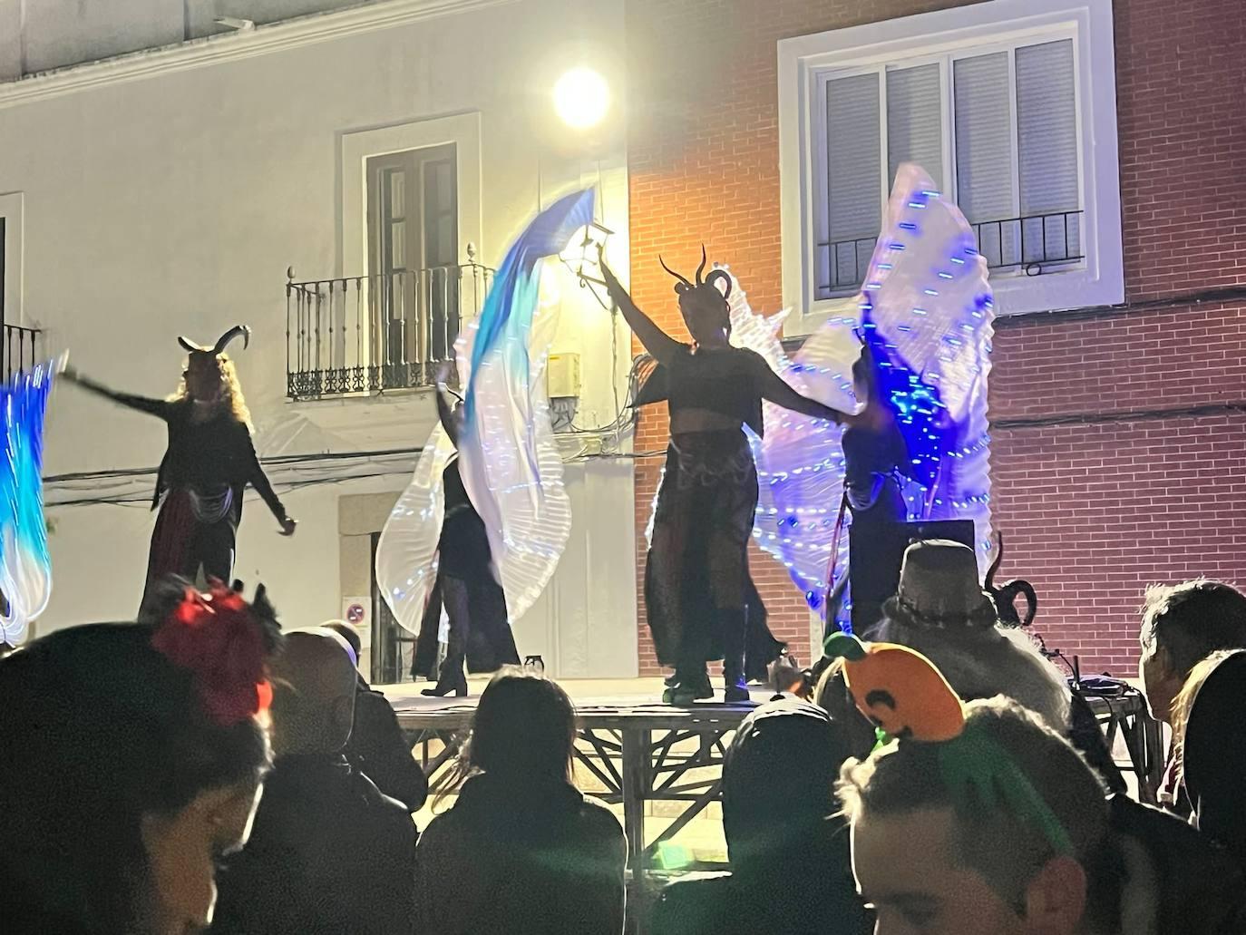 Brujas, esqueletos y fantasmas tomaron Malpartida en Halloween