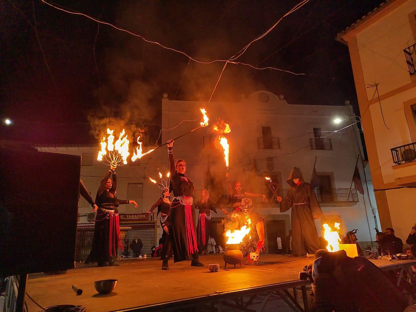 Brujas, esqueletos y fantasmas tomaron Malpartida en Halloween
