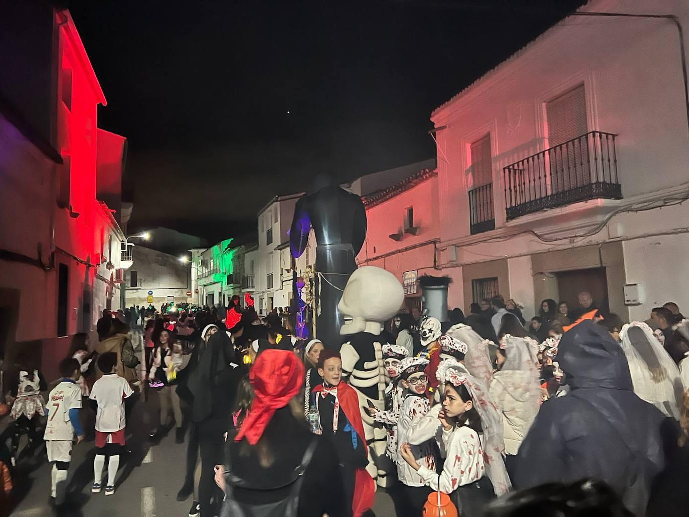 Brujas, esqueletos y fantasmas tomaron Malpartida en Halloween