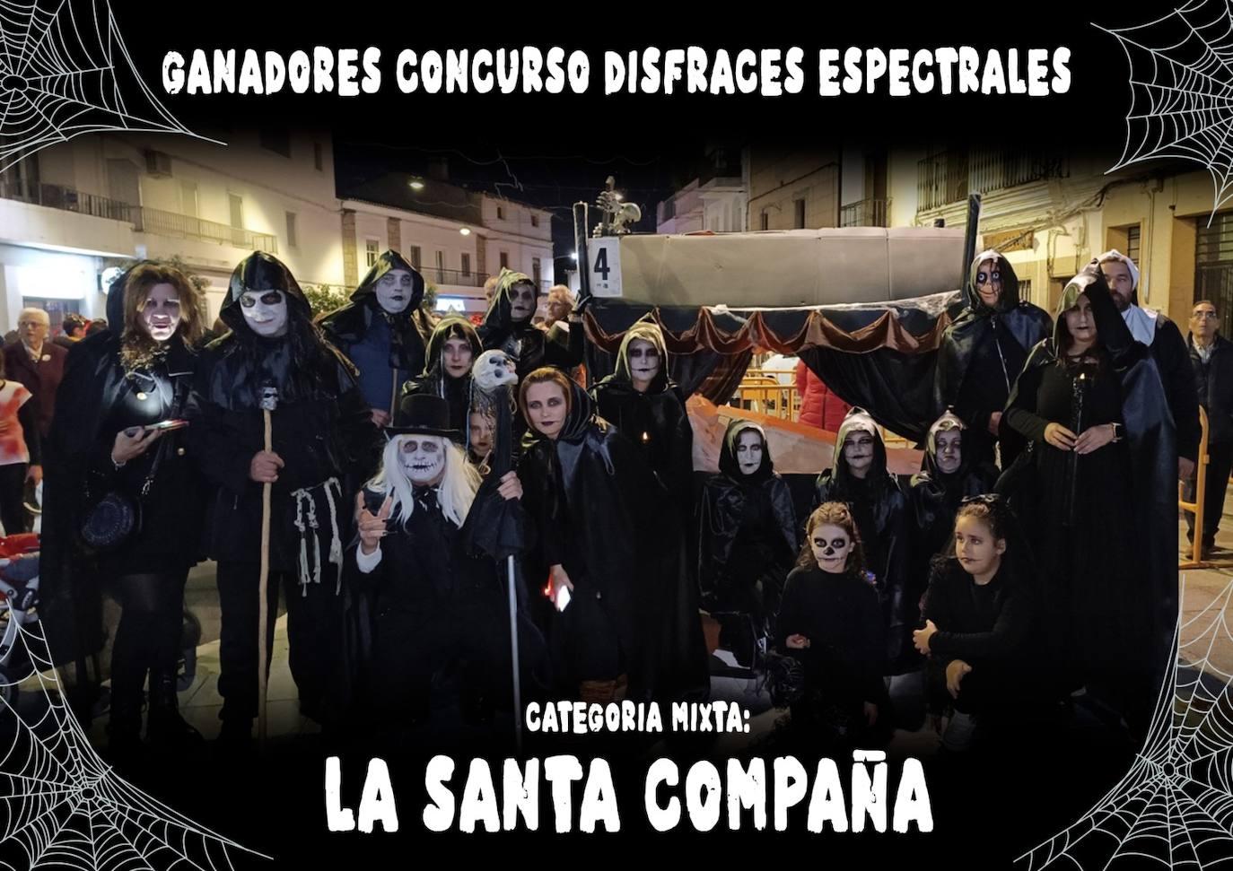 Brujas, esqueletos y fantasmas tomaron Malpartida en Halloween