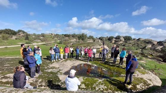 Unas 30 personas disfrutaron con la charla y ruta de Magín Murillo en Los Barruecos