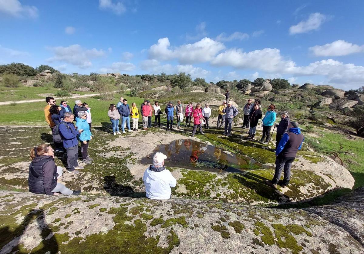 Unas 30 personas disfrutaron con la charla y ruta de Magín Murillo en Los Barruecos