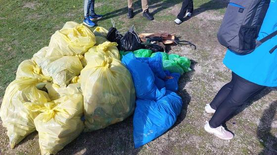 Recogidos 80 kilos de basuraleza cerca del IESO Los Barruecos