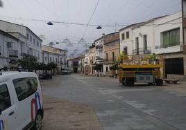 Operarios del Ayuntamiento colocando la iluminación navideña.