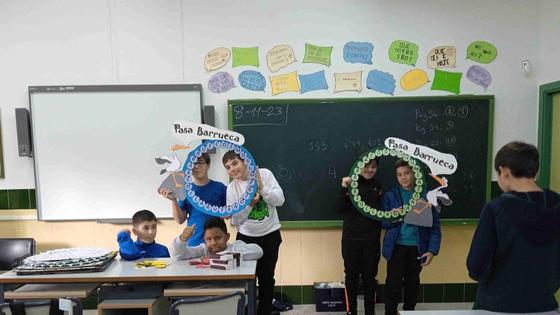 La cigüeña Barrueca con sus juegos da a conocer los Barruecos